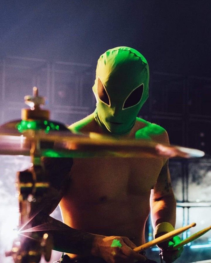 pilotsduns's tweet photo. the alien mask on josh was kinda iconic i need it back https://t.co/rUkJOziAnD