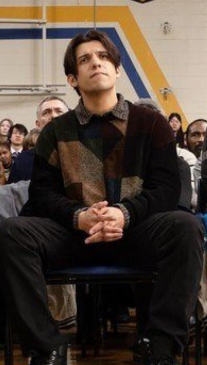 soapyphantoms's tweet photo. ofc he has that ugly t-shirt..... look at his sweater 😭 https://t.co/KhVsCDM4lo