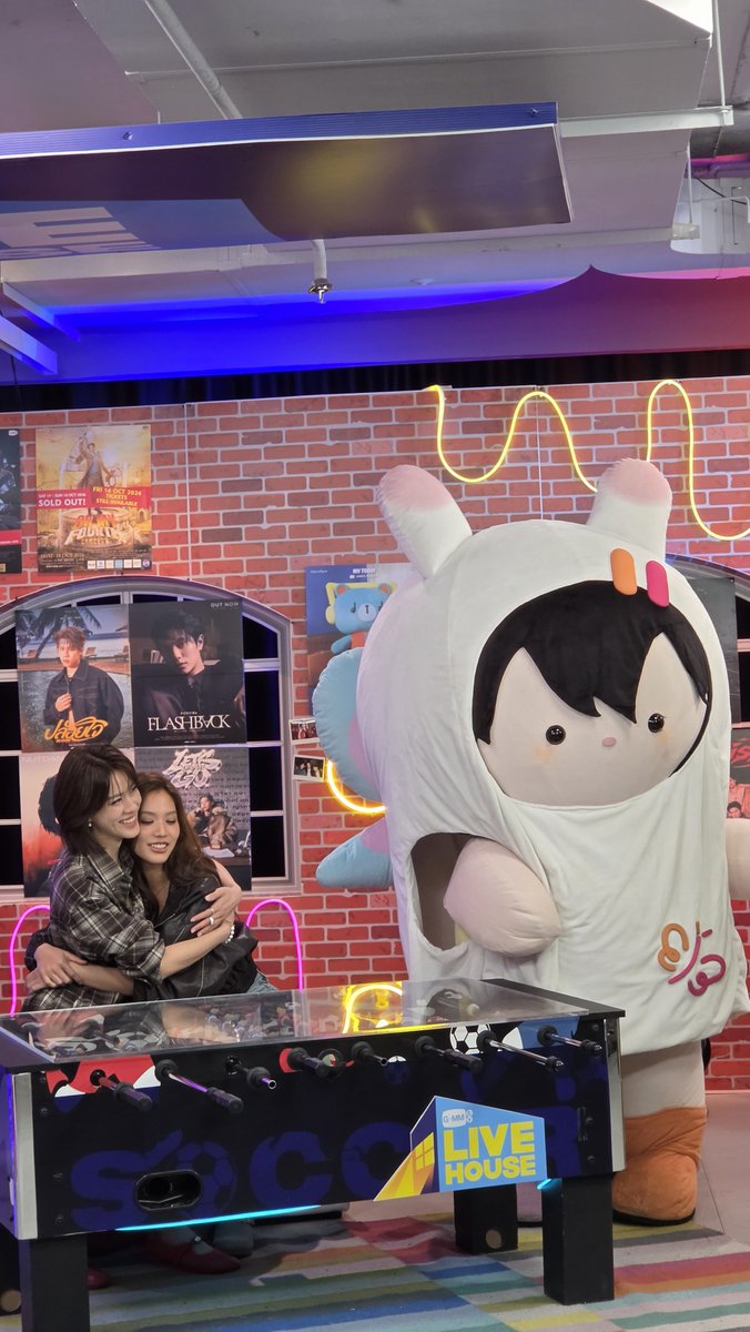 any_GMMTV's tweet photo. ครอบครัวสระอี้ได้มาไล้ฟ์กะอุนลุงจูจี้ด้วย คุยมั่ยหยุดเลย ฮิฮิ สระอี้กะลุงจูจี้กลับบ้านนอนละน้า ตาจ๋ายายจ๋านอนให้เต้มแปดแก้วกินข้าวสองชะมงน้า

#GMMTVLiveHouse
#EmiBonnie #Any #ครอบครัวสระอี้ https://t.co/U9Wl3vVX9k