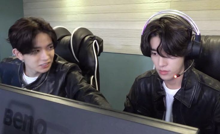 hypenheejake's tweet photo. lover boy and his gamer gf https://t.co/gCBVb0iblE