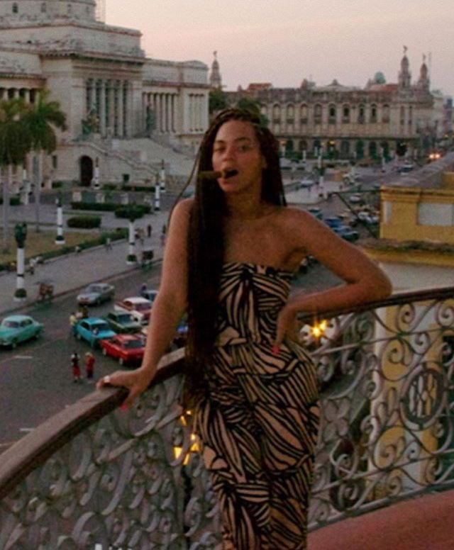 junesgroove's tweet photo. quando beyoncé foi pra cuba em 2013 e os políticos da extrema-direita dos eua ficaram revoltadinhos e quiseram até abrir investigação

e ela pleníssima posando bela pras fotos https://t.co/XxkA3v3tKP
