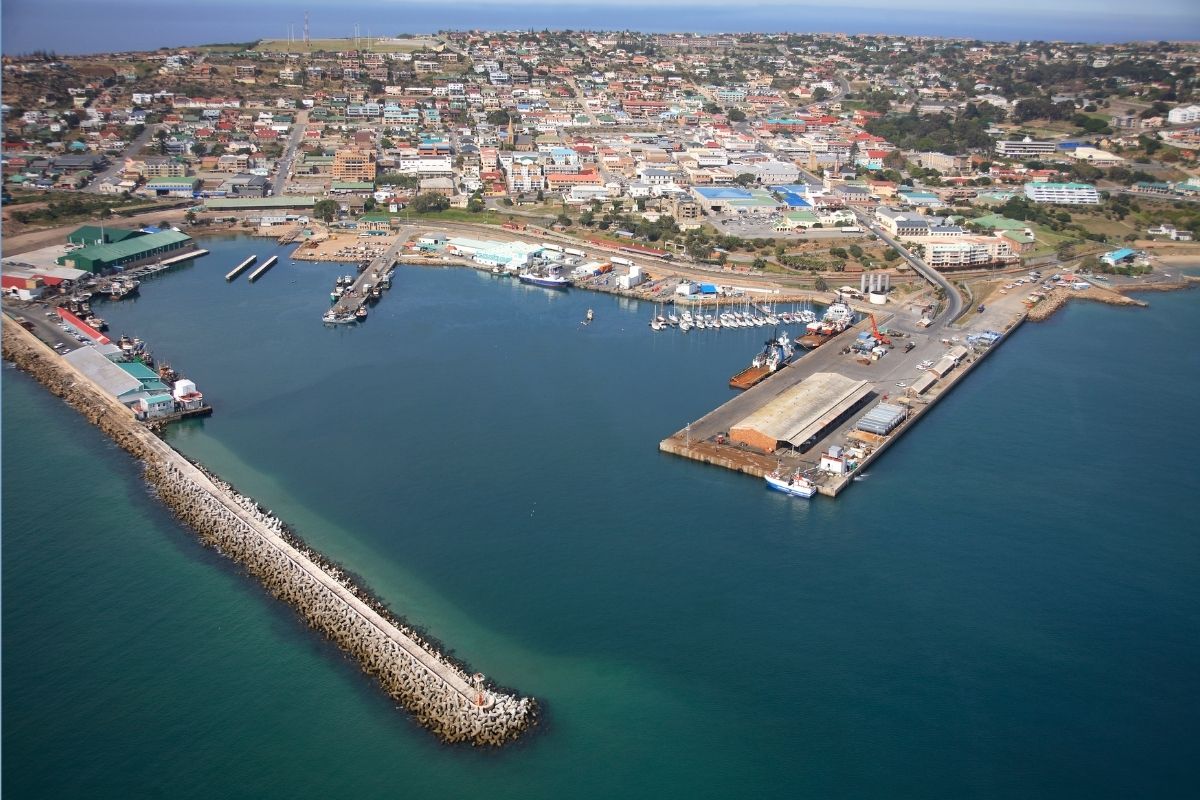 frantix32's tweet photo. Mossel Bay ⚓
At the other end of the scale is Mossel Bay—the smallest of South Africa’s eight commercial ports.
Fishing has long been important here, while the port also supports offshore oil and energy activities.#SouthAfrica #Mzansi #Ports #Trade #DidYouKnow https://t.co/tx9dWCc2dd
