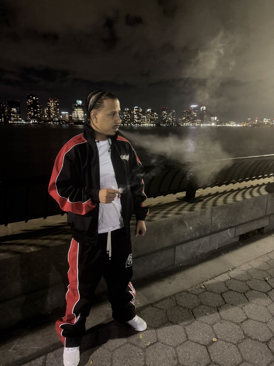 Hoodfellla's tweet photo. A Gangster And A Gentleman 🦍💎 https://t.co/5eSJFJrIjh