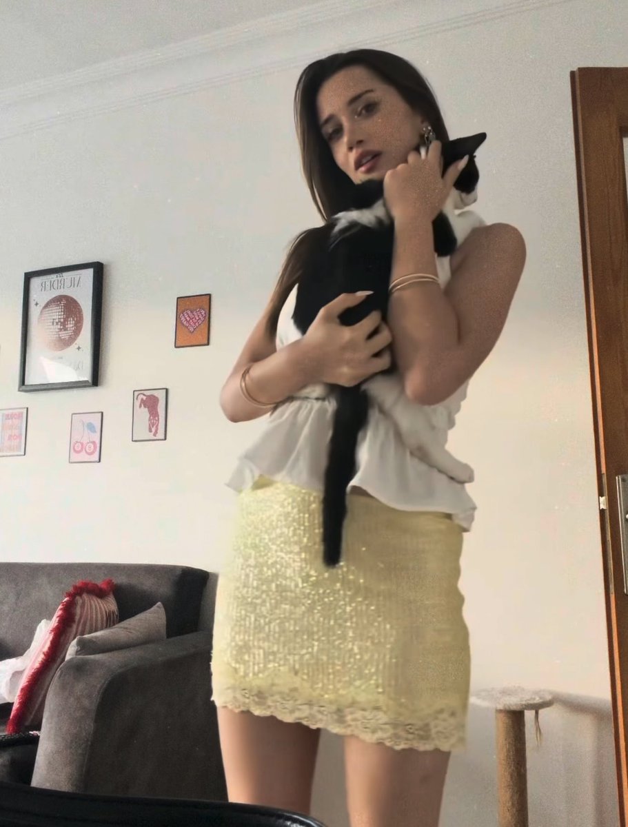 melixemsu's tweet photo. Hottest cat mum 🩷

#Ilsudemirci #arafta https://t.co/EQfH7BYae4