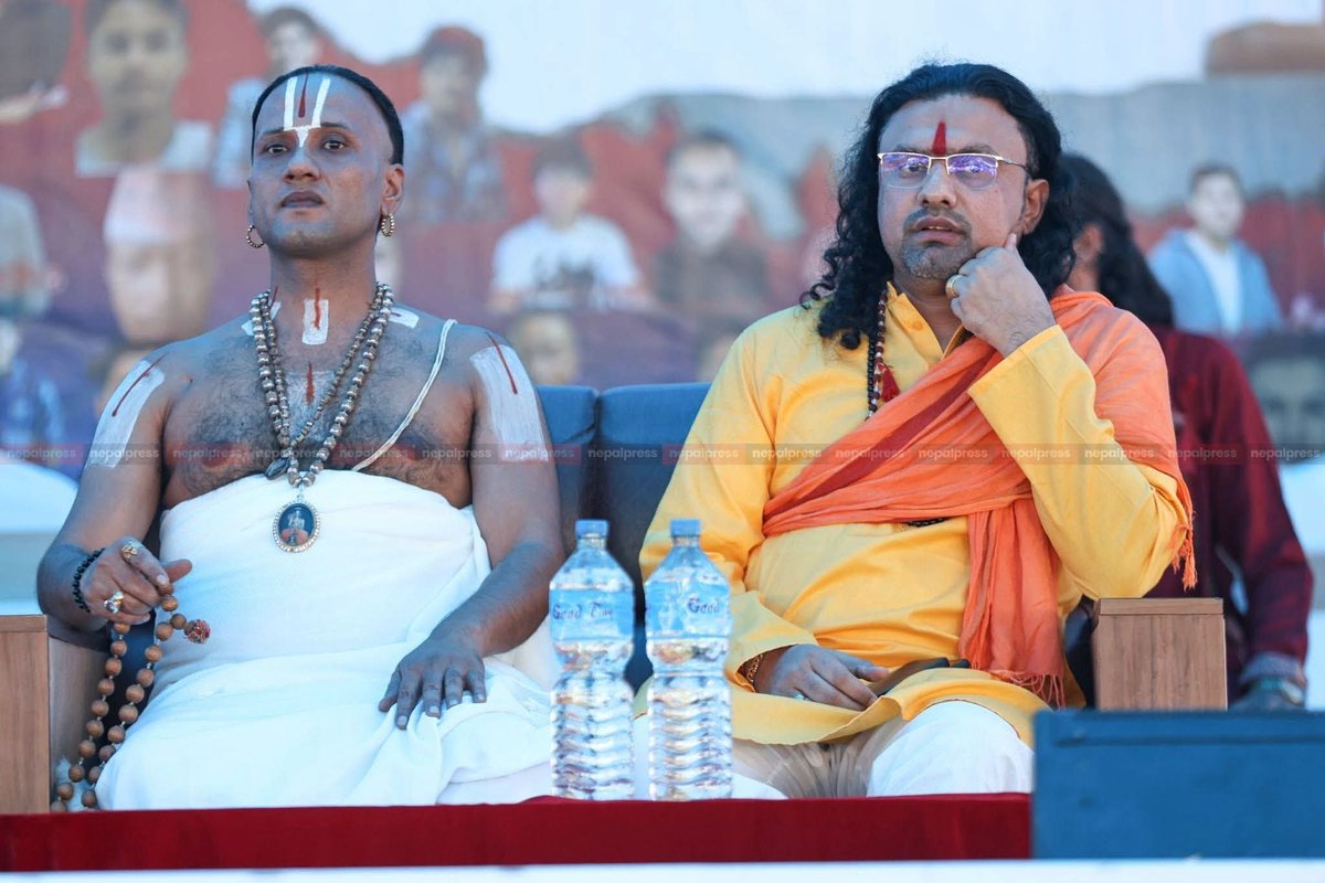 upen_singh1_'s tweet photo. मञ्चमा ढोँगीहरु विराजमान गराएर थर्काउँछन यार !! https://t.co/zkAF22wS1L