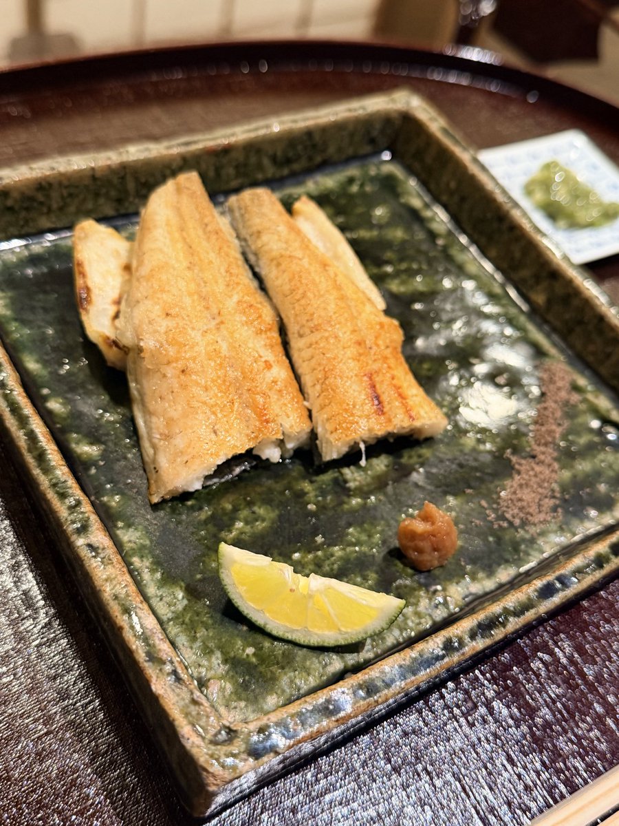 meeeeeeeyyy3's tweet photo. 年末−10kg計画🔥
本日は筋トレ＋キックボクシング🥊
夜はうなぎ会食。
前菜→白焼き→う巻き→うな重までしっかり完食！

21:30に食べ終わって深夜1時でも腹持ち抜群。
帰宅後の夜食なし👏

食べる日は食べる。
でも余計なものは食べない。
今回はこれで痩せます。 https://t.co/QgsZnPgz1k