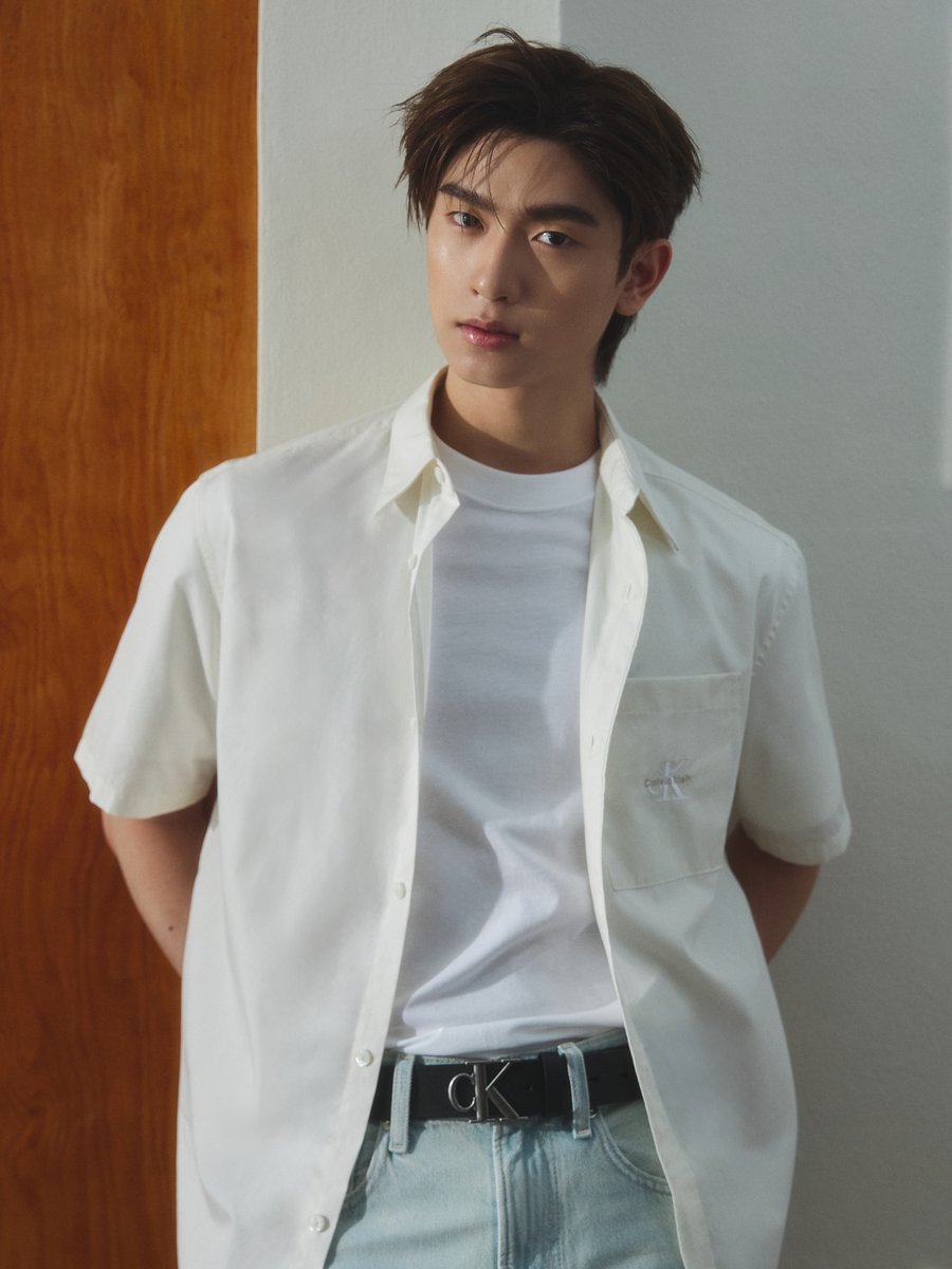 fourteenchannel's tweet photo. โทมัส ธีรทัศน์ เตรียมออกเดินทางสู่มหานครนิวยอร์ก เพื่อร่วมชม Calvin Klein Collection Spring 27 Runway Show ในวันที่ 12 ก.ย. 69 เวลา 02.00 น. ตามเวลาประเทศไทย ซึ่งนับเป็นครั้งแรกของเขาในการเข้าร่วมชมแฟชั่นโชว์ของ Calvin Klein

โทมัส มาในลุคจาก Calvin Klein Fall 2026 โดดเด่นด้วยกางเกงยีนส์ที่พอดีกับรูปร่าง ถ่ายทอดสไตล์เฉพาะตัวและความมินิมอลอันเป็นเอกลักษณ์ของแบรนด์ พร้อมสะท้อนความมั่นใจได้อย่างลงตัว

@calvinklein #tthomastc #calvinklein