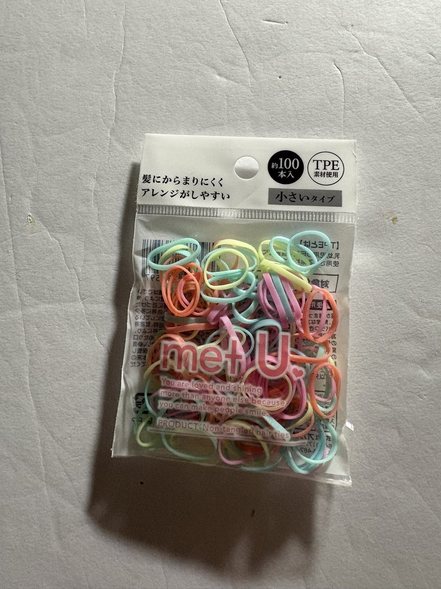 midori_san's tweet photo. 100均のヘアゴム(小)を編み物の目数リングの代わりにしてる。あまりにも安く、簡単に買えて色がたくさんあって機能に問題がない。一度使い始めたらこればかりになってしまった。 https://t.co/Sv7SKnybBm