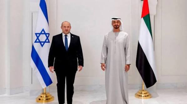 UAE_Micro's tweet photo. الغرب بدأ يراجع حساباته مع الاحتلال
اعتراف بفلسطين، عقوبات، وحظر تجارة وسلاح 

الإمارات ما زالت تتودد كل يوم لكسب رضا نتنياهو
تنسيق أمني، تبادل تجاري، واستثمارات ضخمة

أي ذل وأي إهانة وصلت إليها الإمارات؟ https://t.co/eh4sinEJAA