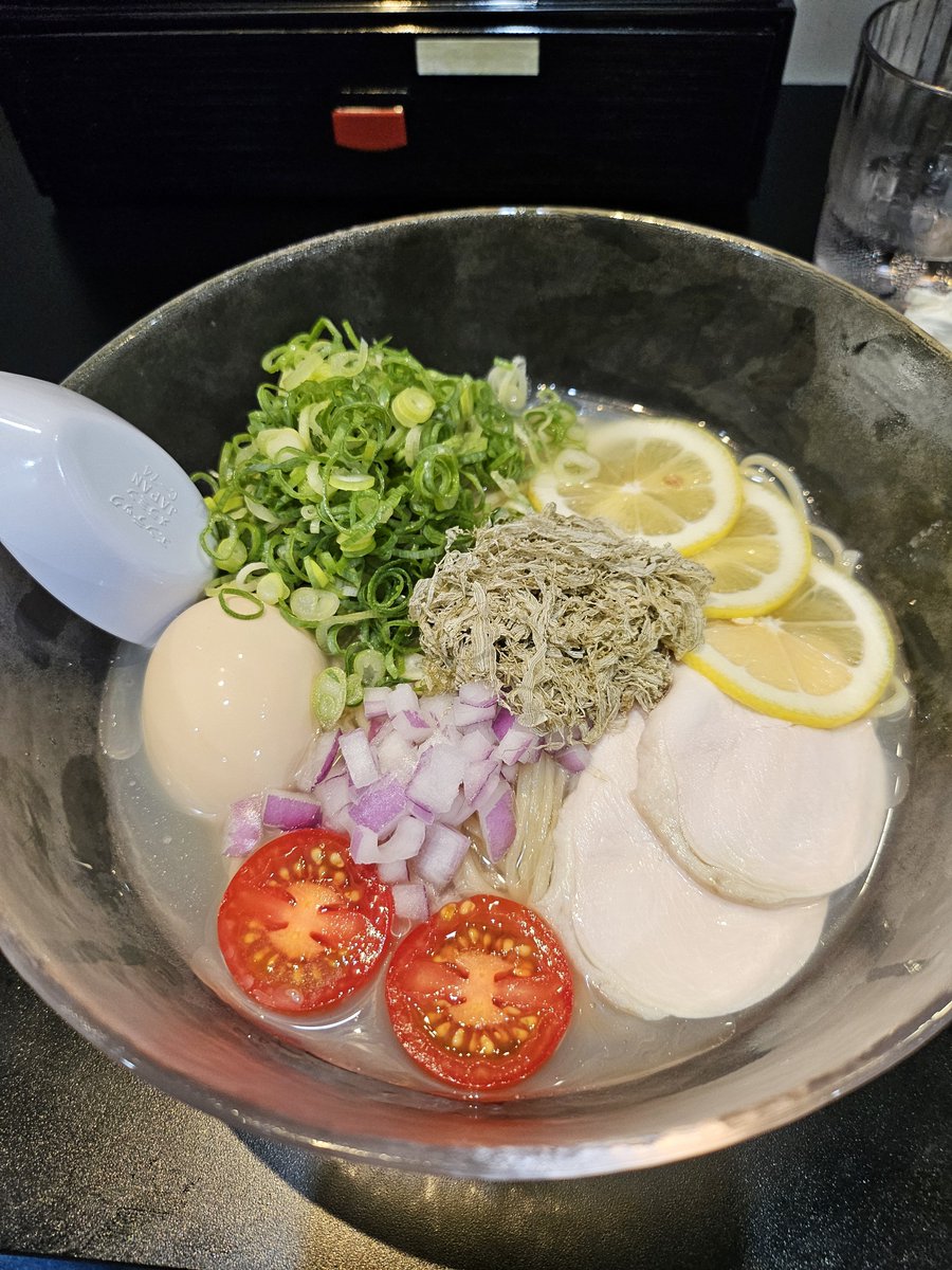 MARUMA072558888's tweet photo. 休日ランチ♪
今日は区役所に来たついでに
[ 麺屋 なみま ]さんで４種類の味を楽しみました(笑)
食べたのは
今月の限定麺の
大葉ジェノベーゼの貝ＳＯＢＡ、味玉・九条ねぎＴＰ（はまぐり塩味とジェノベーゼ味）　と

続きはコメントで

#ランチ
#ラーメン
#〆クラ https://t.co/4fNOQKJd6X