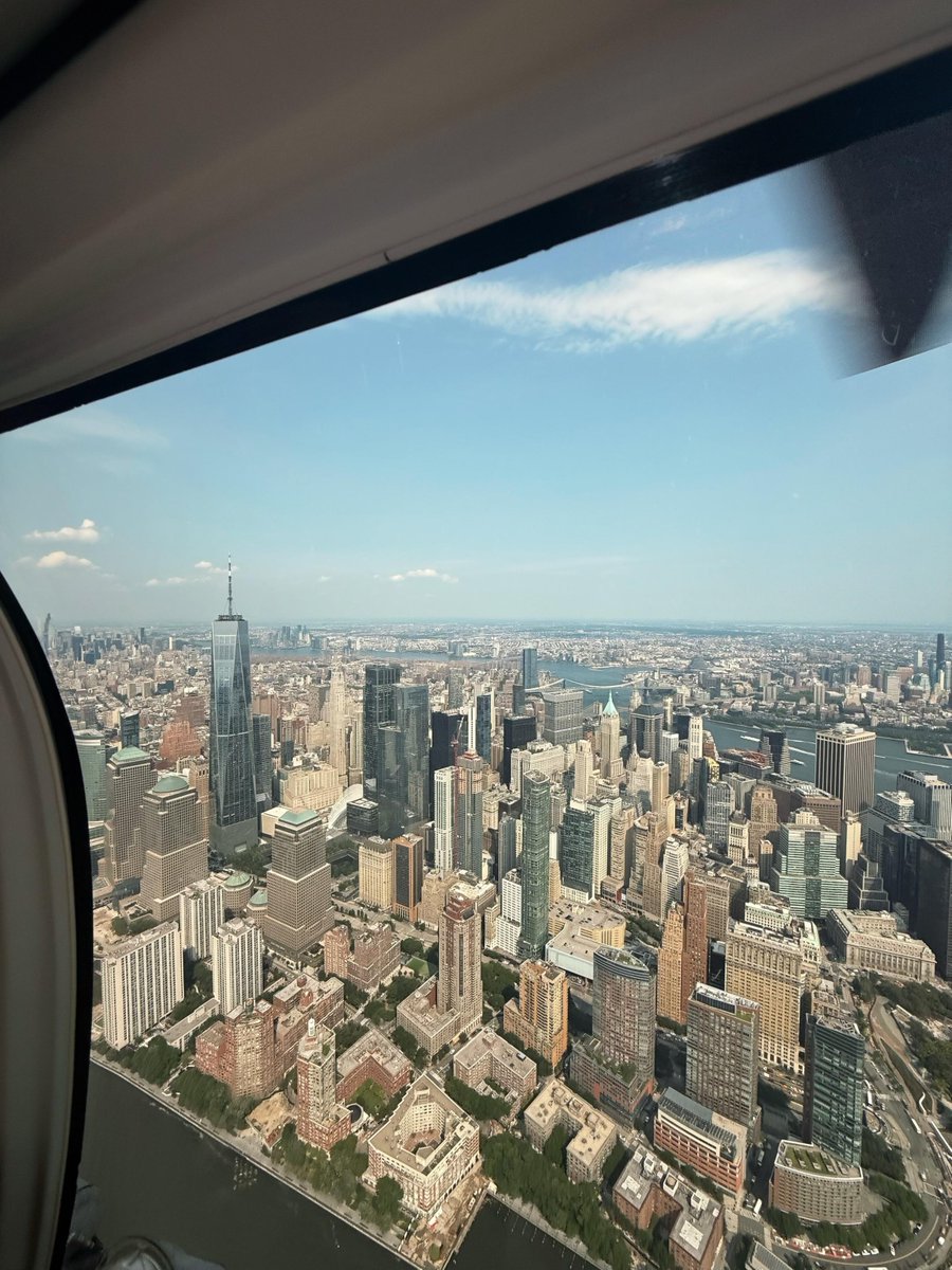 Yaraluck1's tweet photo. The first thing I did after returning to New York was to see the Manhattan skyline. It had been so long since I'd seen it, and seeing it again was quite nice it felt like being in a movie. https://t.co/DYjzMQjNlm