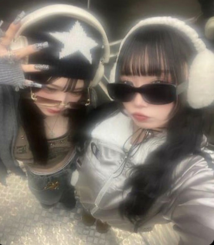 BrandonJac4je4's tweet photo. 急に寒くなって、クローゼットがごちゃつきますね。
衣替えは面倒ですが、思い出の服を見つける楽しさもある。✨
新しい季節、心機一転で気分も上がります！🍂 https://t.co/XvwZHhWoLj