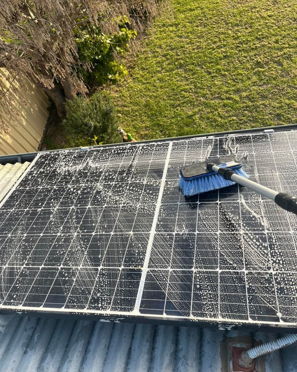 Tinsley_Ks's tweet photo. Don't let your inverter starve because of a little dirt. Grab a ladder this weekend and give your panels a September scrub—you will see an instant spike in your afternoon charging. Need a professional system checkup before the rains? DM us! #SolablissZimbabwe #SolarMaintenance https://t.co/rv9FQEhelI