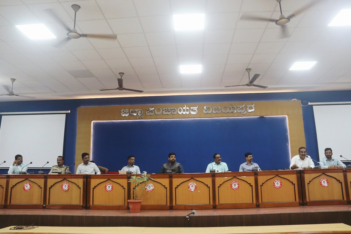 ceozpvijayapur's tweet photo. ಇಂದು ವಿಜಯಪುರದಲ್ಲಿ ನಡೆಯಲಿರುವ ವೃಕ್ಷೋಥಾನ ಹೆರಿಟೇಜ್ ರನ್–2026 ಯಶಸ್ವಿ ಆಯೋಜನೆ ಸಂಬಂಧ ಜಿಲ್ಲಾ ಪಂಚಾಯತಿಯ ಮಾನ್ಯ ಮುಖ್ಯ ಕಾರ್ಯನಿರ್ವಾಹಕ ಅಧಿಕಾರಿಗಳ ಅಧ್ಯಕ್ಷತೆಯಲ್ಲಿ ಪೂರ್ವಭಾವಿ ಸಭೆ ಜರುಗಿತು.
 ಅಗತ್ಯ ಸೌಲಭ್ಯಗಳು, ಸಾರ್ವಜನಿಕರ ಭಾಗವಹಿಸುವಿಕೆ, ಪ್ರಚಾರ ಕಾರ್ಯಕ್ರಮಗಳು ಹಾಗೂ ವಿವಿಧ ಇಲಾಖೆಗಳ ಸಮನ್ವಯ ಕುರಿತು ಚರ್ಚಿಸಿದರು. https://t.co/waRV961TiK