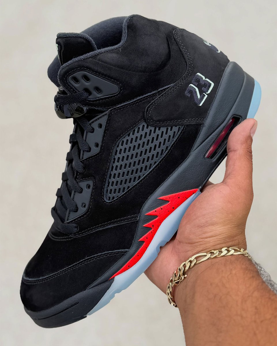 SneakerNews's tweet photo. The Air Jordan 5 "Halloween" glows in the dark 🎃

Releasing October 17th! These are a must-cop.

Get a detailed look >> https://t.co/M45DIK7Oax https://t.co/hiRUBWlyEH