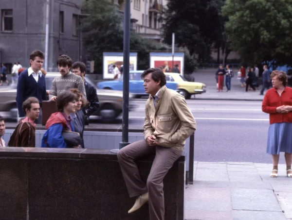 ScreenSoviet's tweet photo. 1977 год. В Москве уже вечереет, городская суета, а актер Николай Караченцов просто сидит, курит и думает о чем-то своем...Зрители его, конечно, уже узнают. Но стесняются подойти и попросить автограф.
#СоветскиеАктеры #РедкоеФото #НиколайКараченцов https://t.co/pf7jMZ0Xmi