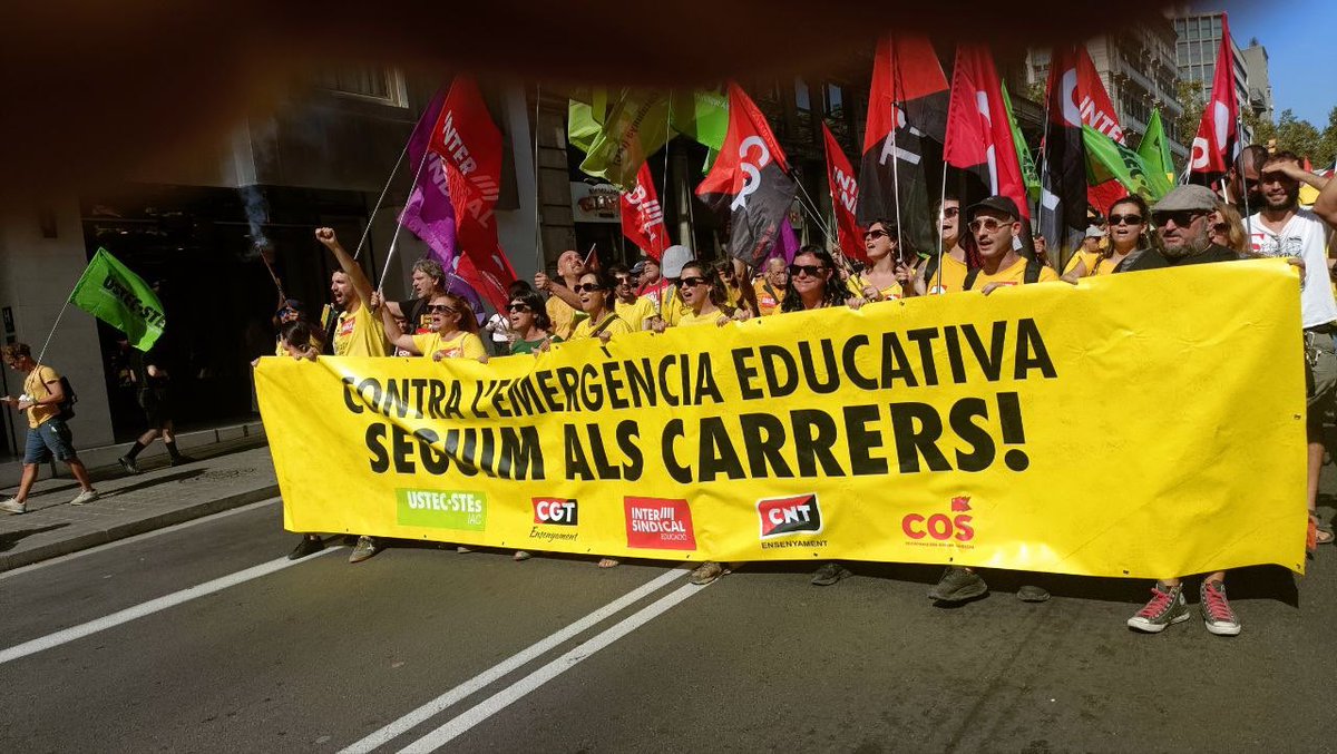 mpozueloc's tweet photo. Hoy hemos estado en #Barcelona con las profesionales de la enseñanza para defender una educación pública digna, de calidad y que respete la diversidad.

Las ratios de alumnos, las  deficiencias en personal e infraestructuras y las condiciones laborales del profesorado son insostenibles. El Govern no se puede permitir más excusas.

Es necesario reabrir ya las negociaciones con los sindicatos para garantizar una educación pública de calidad en #Catalunya.
#vagaeducacio
