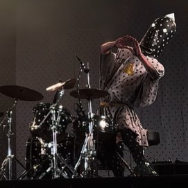 ten59gen's tweet photo. しかもサービス精神旺盛で 終始宇宙人ムーヴ発動するし
それがなんかあやしてもらってるようなホッコリ感あって
拘りぬいた最難度の演奏と気取らないユーモアたっぷりの演出
あと素足でエフェクターノブを素足で捻るとこ🦶
これが彼らの魅力だと思うな～👏
#Angine・de・Poitrine https://t.co/YCA4BloMVD