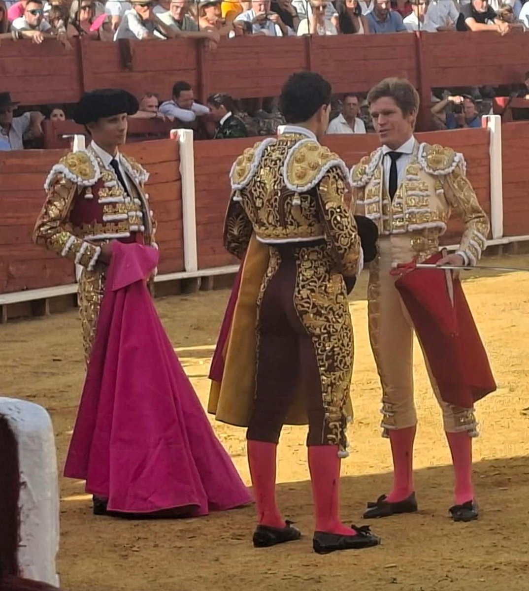 aplausos's tweet photo. ✍️ SALAMANCA I No Hay Billetes en Béjar para la alternativa de Valentín Hoyos con Borja Jiménez y Diosleguarde

@BorjaJimenez92 @mdiosle @valentin_Hoyos 

https://t.co/xvuwx2yHlB https://t.co/ksrZMXn5cJ