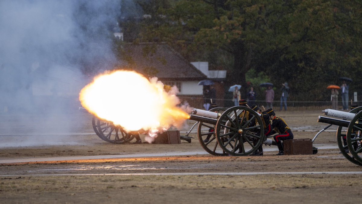ArmyInLondon's tweet photo. Grey skies. Gun smoke. Centuries of tradition.
The King's Troop Royal Horse Artillery and The Honourable Artillery Company fired Royal Salutes in Hyde Park and at the Tower of London today, marking 4 years since the accession of His Majesty The King.
@HACRegiment @KingsTroopRHA https://t.co/q5UE5O1Ayj