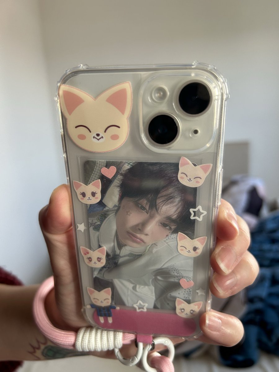 kotoveng's tweet photo. O card que eu comprei pro rir chegou HOJE (viajo amanhã) mas deu tempo de fazer deco na capinha 🥹💖
(Todos os adesivos eu que desenheiiii) https://t.co/xhu76nhg9e