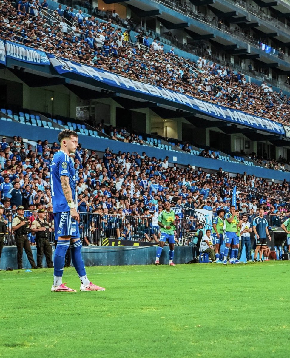 chapovargasj's tweet photo. Una foto que muestra mucho lo que ayer el público de Emelec vivió en el Capwell. 

Creo y estoy seguro que ningún hincha azul está feliz con la temporada, por qué Emelec debe siempre estar peleando arriba. 

Pero en años y años de muchas malas decisiones parece que poco a poco se va saliendo del hueco que estaba enterrado el bombillo. 

Ayer Emelec se jugaba no estar en la pelea del descenso y meterse como sea a la lucha por una copa internacional. 

Más de 15 mil personas un lunes a las 7 de la tarde para apoyar y vivir una buena noche azul…