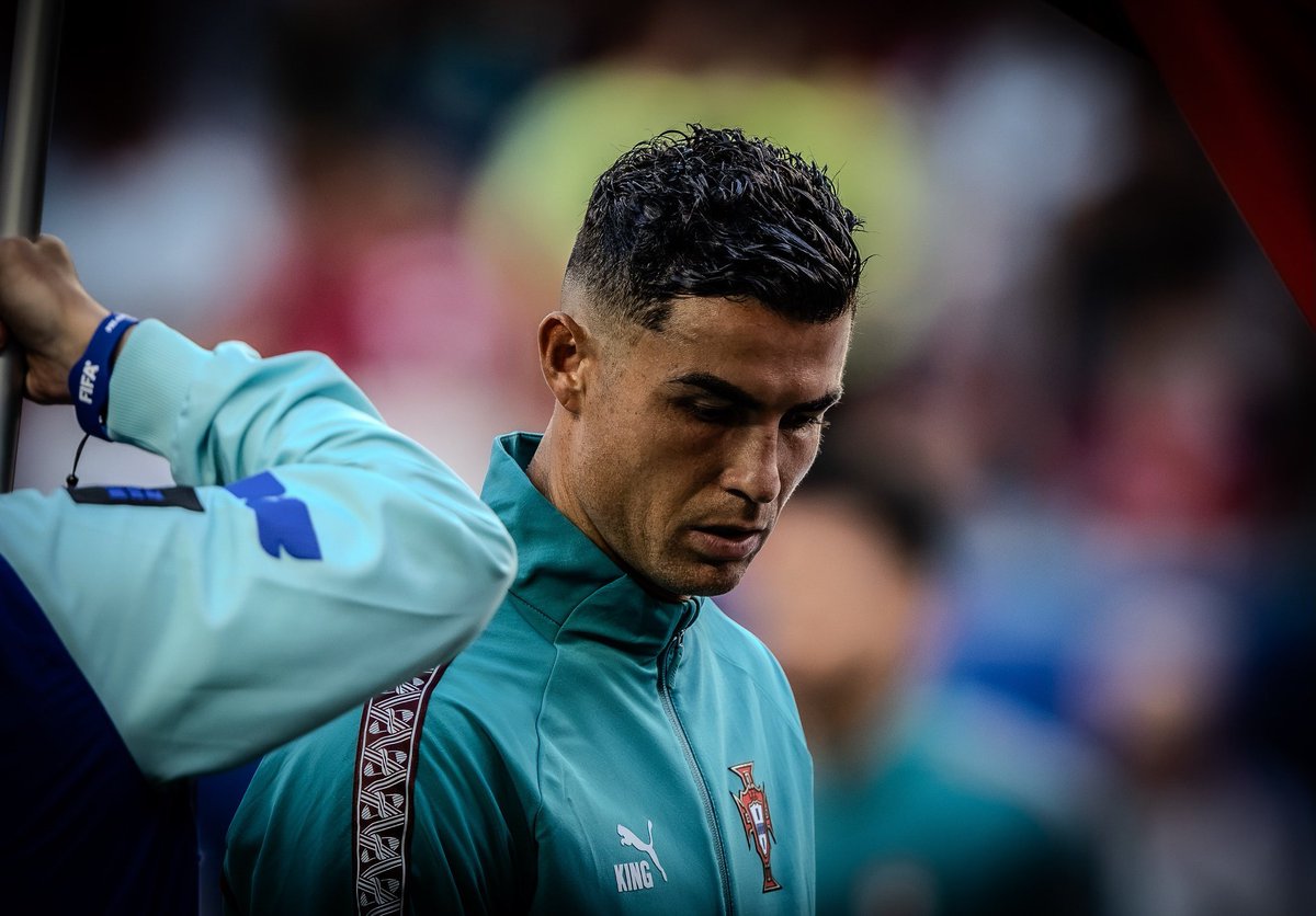 GoatWordCR7's tweet photo. Em 2018 ROUBARAM dele um CLARÍSSIMO só para que ele não terminasse com mais BDO.

Em 2023 foi o MÁXIMO artilheiro do MUNDO com 39 ANOS fazendo 54 gols em 59 partidas e nem sequer foi nomeado. E agora metem até o QUIÑONES ou MANÉ?

Cristiano Ronaldo sempre incomodou https://t.co/3NSGlm7GXP