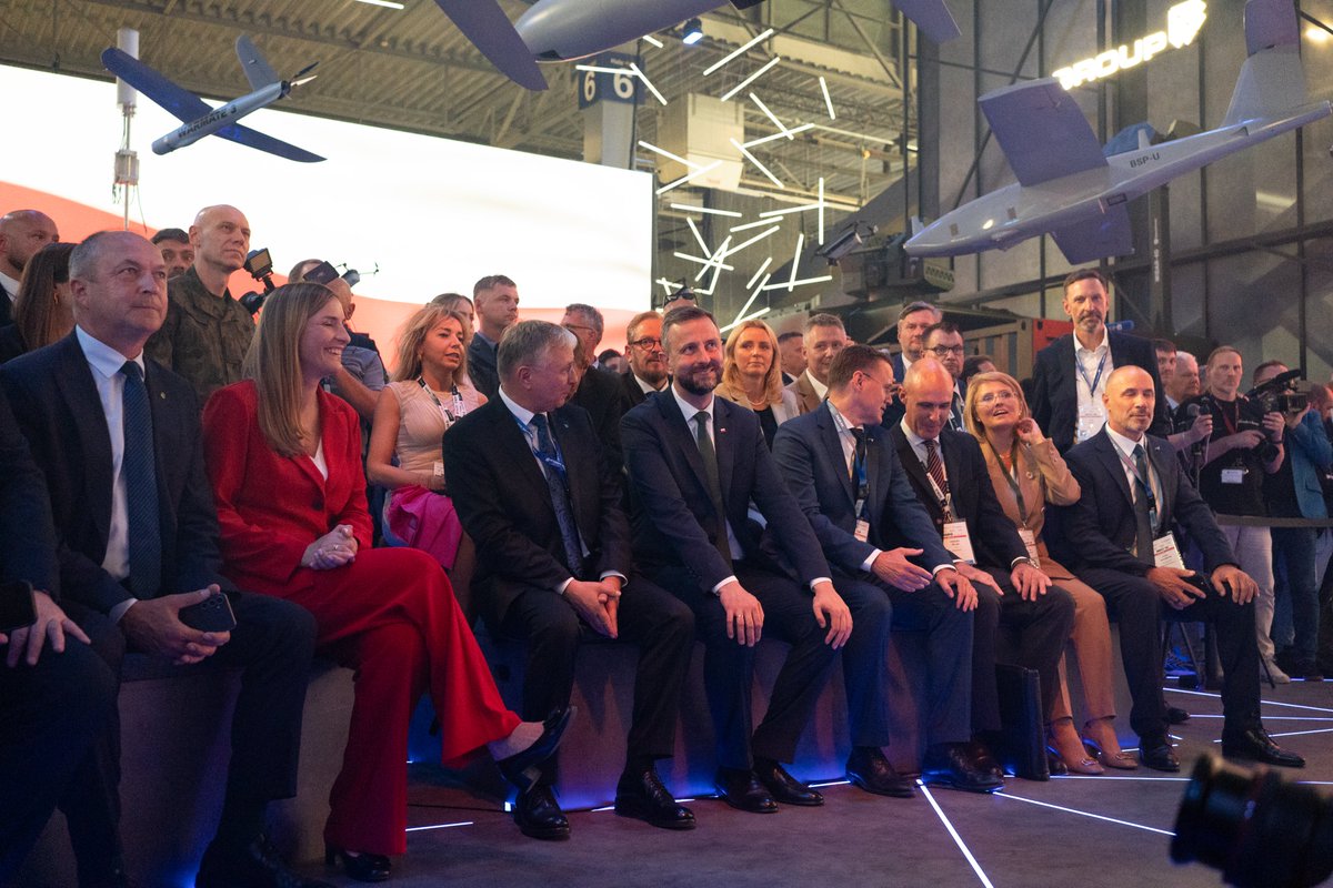 WBGroup_PL's tweet photo. Podczas Dnia Premier na #MSPO2026 @WBGroup_PL pokazała cztery nowe systemy: #GLADIUS2, #WARMATE8X, #XLIFTAIR oraz STAR 8x8 #HYPERION.
Premiery odbyły się w obecności Władysława Kosiniaka-Kamysza, wicepremiera i ministra obrony narodowej, Magdaleny Sobkowiak-Czarneckiej, wiceministry obrony narodowej, oraz Michała Baranowskiego, wiceministra rozwoju i technologii.
@KosiniakKamysz | @magdasobkowiak | @M_Baranowski | @MON_GOV_PL | @MRiTGOVPL | @MF_GOV_PL | @MAPGOVPL