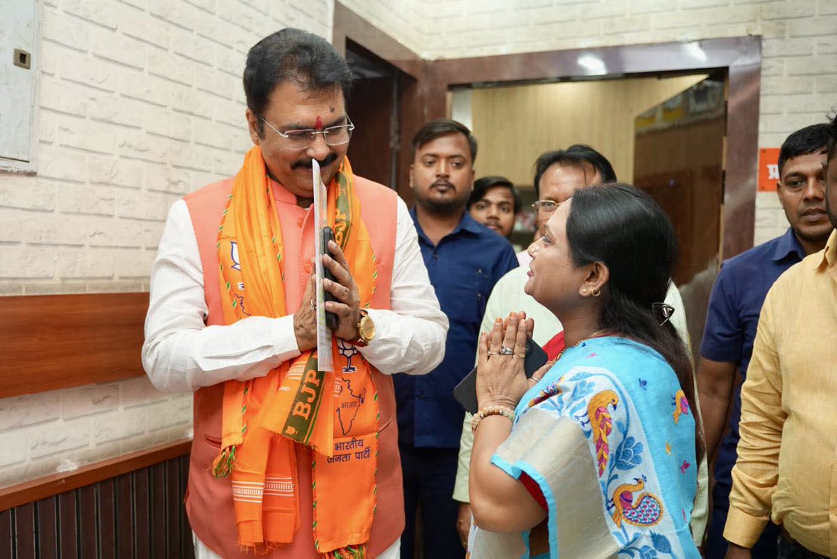 BJP4Bihar's tweet photo. संगठन की असली ताकत, कार्यकर्ताओं का समर्पण!

पटना स्थित प्रदेश कार्यालय में विभिन्न जिलों से आए कार्यकर्ताओं से माननीय प्रदेश अध्यक्ष श्री @sanjay_saraogi जी ने आत्मीय भेंट कर संगठनात्मक विषयों पर संवाद किया।

कार्यकर्ताओं का उत्साह और सेवा का संकल्प ही संगठन को निरंतर मजबूती प्रदान करता है। यही ऊर्जा जनसेवा के संकल्प को नई गति देती है।

#NDA4Bihar