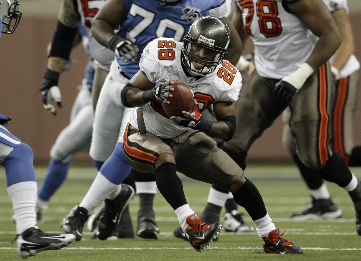 BigDogsAtWork's tweet photo. 𝗧𝗛𝗘 𝗤𝗨𝗜𝗘𝗧 𝗦𝗧𝗔𝗡𝗗𝗔𝗥𝗗

𝗦𝗧𝗢𝗥𝗬 𝟬𝟬𝟭 | Warrick Dunn | Football

Football made @WarrickDunn famous.

What he chose to carry beyond football tells us far more about who he is.

Dunn was 18 when his mother, Baton Rouge police officer Betty Smothers, was ambushed and killed while working an off-duty security assignment.

As the oldest of six children, he became head of the household. With help from his grandmother, he helped care for his five younger siblings.

Four years later, as an NFL rookie, Dunn created Homes for the Holidays. It was inspired by his mother’s dream of owning a home.

Through @WDCharities, the program has now supported 252 single-parent families by furnishing their homes and providing down-payment assistance.

Warrick Dunn did not use success to outrun his story.

He carried his mother’s dream forward and opened the door for hundreds of families behind him.

Some legacies are measured in yards.

Others are measured in front doors opened.

Warrick Dunn’s is both.

𝗧𝗵𝗮𝘁 𝗶𝘀 𝗧𝗵𝗲 𝗤𝘂𝗶𝗲𝘁 𝗦𝘁𝗮𝗻𝗱𝗮𝗿𝗱.

#TheQuietStandard #BigDogsAtWork #MoreThanAGame