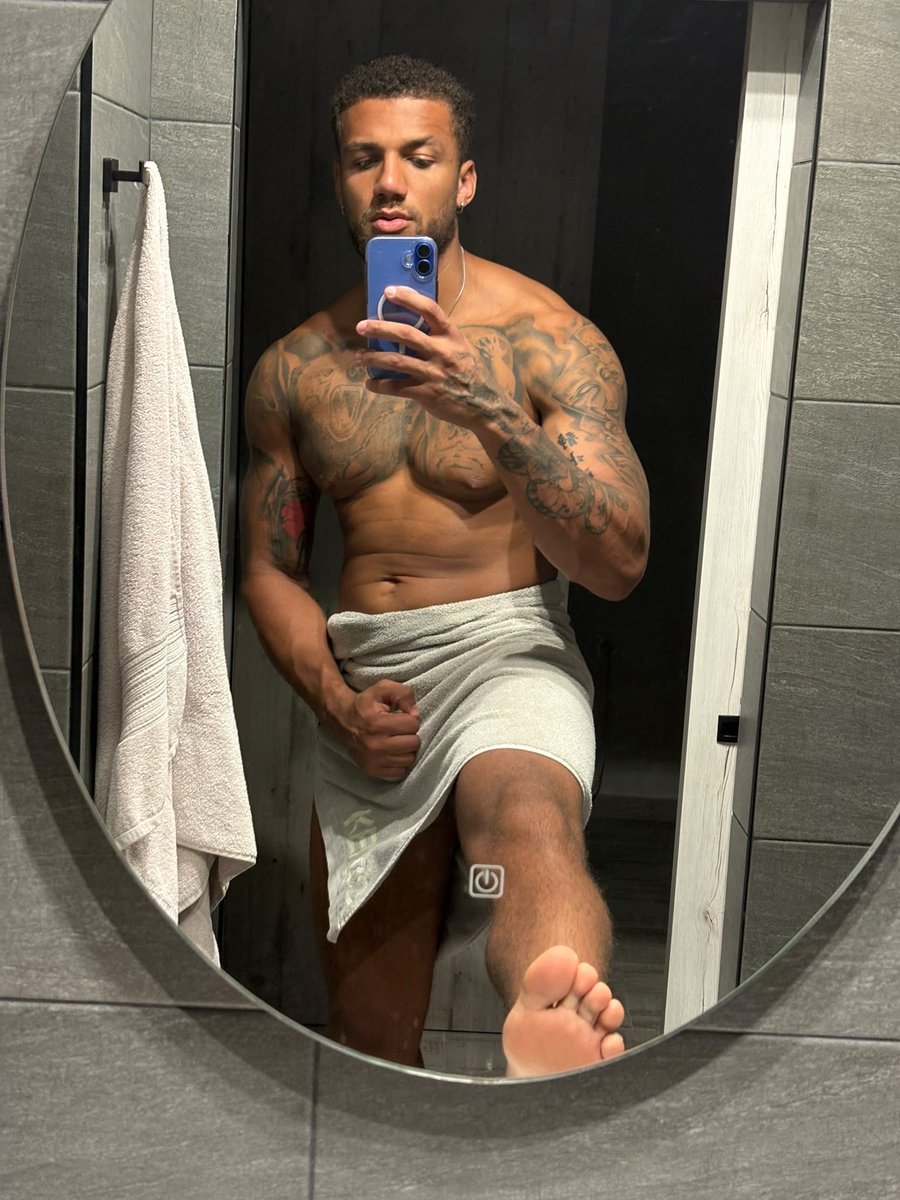 AlphaDeMarco12's tweet photo. Muscle or soles? 💸 https://t.co/NJ8sIZQSqm