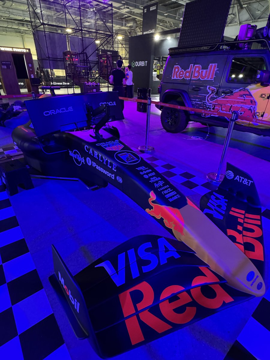 Wang_Studio_'s tweet photo. Futuremode D3

活動的最後一天 跟展群的朋友見面在會場裡面閒逛聊天

終於體驗到了賽車機台 我的技術好差 哈哈哈
位子偏小然後是有點躺著開車的感覺
方向盤會有提示方向的轉動 操作起來沒有向真正開車時轉彎的G力和方向盤阻尼感有點可惜

最後一天也跟BG美女 @yoaka__ 合照到了😆
去年是拿了女團的簽名小卡 開心
這次第一天調皮沒讓 @yi_0411 知道我是誰 結果後面就沒見到了 留一手下次KYC～