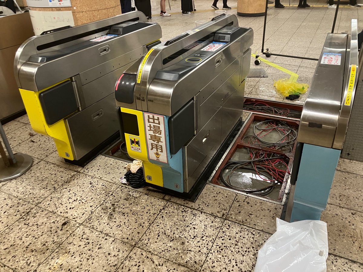 tsukasa_ngo0512's tweet photo. 名城線大曽根駅、自動改札機が浸水により故障した模様。

全員有人改札で対応してました。 https://t.co/Izr2StX3S4