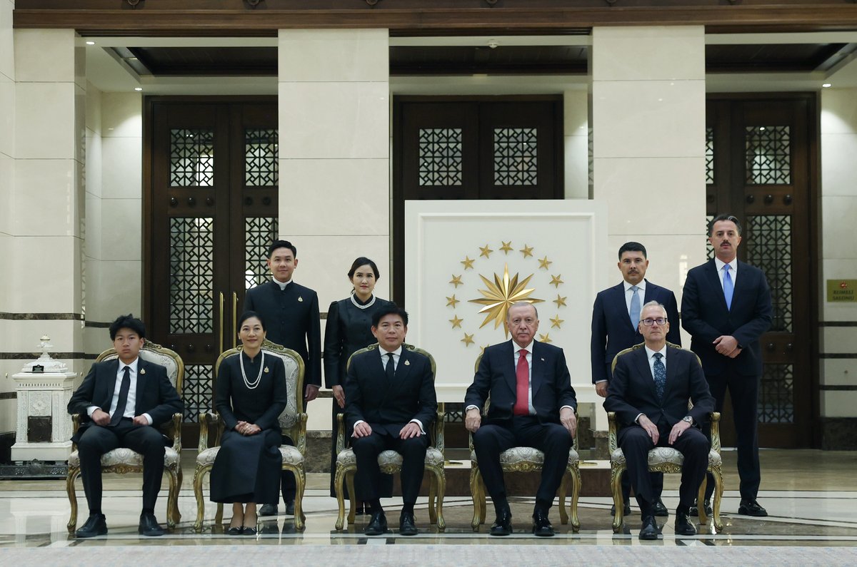 RTEdijital's tweet photo. Cumhurbaşkanlığı Külliyesi'nde gerçekleştirilen kabulde Tayland Büyükelçisi Chaturont Chaiyakam, Cumhurbaşkanımız @RTErdogan'a güven mektubunu takdim etti. https://t.co/4subGroT0c
