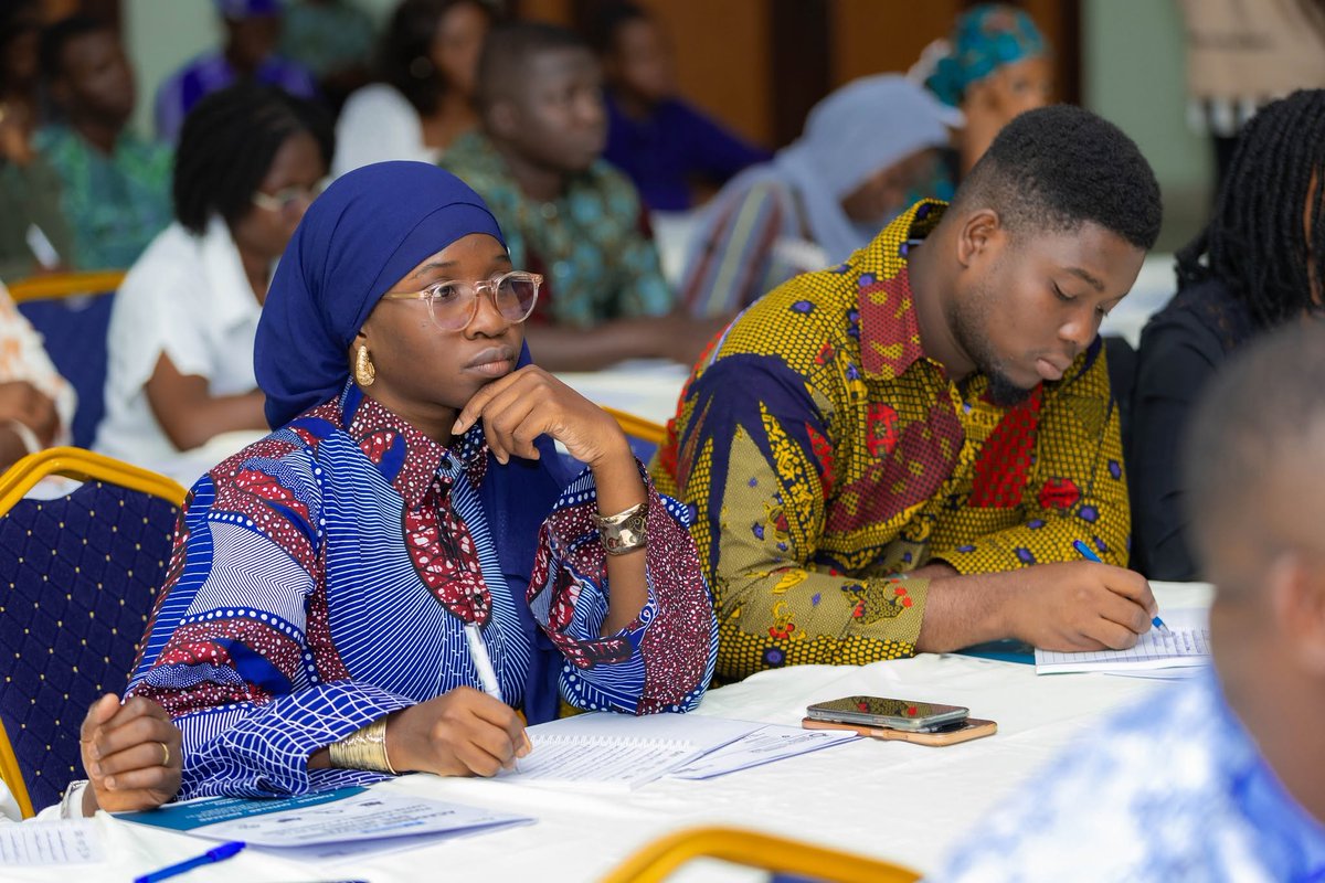 swbenin's tweet photo. Conférence inaugurale de l'Académie ! 
Le Dr. AMOUA Kelvin (Chaire UNESCO, UAC) a échangé avec les jeunes sur « Redevabilité, transparence, gouvernance : ce que chaque jeune béninois doit savoir ». Des échanges riches et une jeunesse très mobilisée. #Jeunesse #Corruption https://t.co/QoRjpw0mRY
