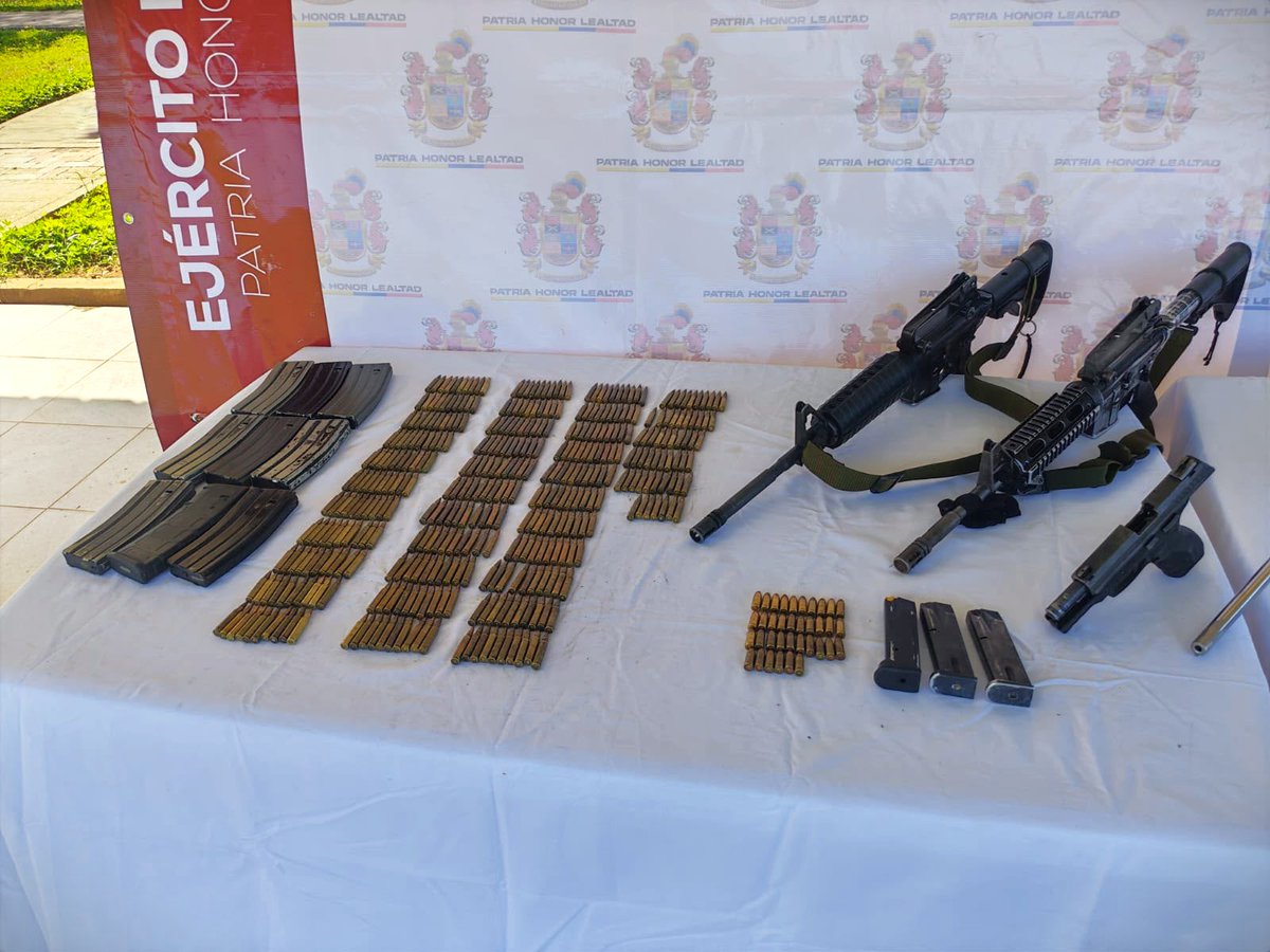 ftc_omega's tweet photo. #EsNoticia || En la vereda Puerto Cachicamo, San José del Guaviare, un presunto integrante de la Estructura Jhon Linares, del Grupo Armado Organizado residual Bloque Jorge Suárez Briceño, se sometió a la justicia durante una operación militar desarrollada por el Batallón de Acción Directa y Reconocimiento N.º 1.

En el procedimiento fueron incautadas cinco armas de fuego, 423 cartuchos de guerra, 12 proveedores, equipos de comunicaciones, un GPS, material de intendencia y documentación alusiva al adoctrinamiento subversivo.

La operación contó con capacidades conjuntas del @COL_EJERCITO y la @FuerzaAereaCol, en coordinación con la @PoliciaColombia, afectando las capacidades armadas, logísticas y de comunicaciones de esta estructura ilegal.

#SiempreFirmes