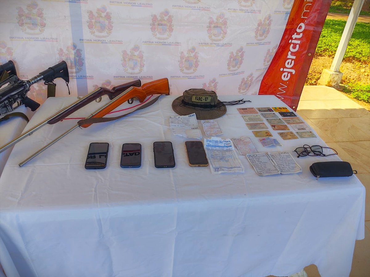 ftc_omega's tweet photo. #EsNoticia || En la vereda Puerto Cachicamo, San José del Guaviare, un presunto integrante de la Estructura Jhon Linares, del Grupo Armado Organizado residual Bloque Jorge Suárez Briceño, se sometió a la justicia durante una operación militar desarrollada por el Batallón de Acción Directa y Reconocimiento N.º 1.

En el procedimiento fueron incautadas cinco armas de fuego, 423 cartuchos de guerra, 12 proveedores, equipos de comunicaciones, un GPS, material de intendencia y documentación alusiva al adoctrinamiento subversivo.

La operación contó con capacidades conjuntas del @COL_EJERCITO y la @FuerzaAereaCol, en coordinación con la @PoliciaColombia, afectando las capacidades armadas, logísticas y de comunicaciones de esta estructura ilegal.

#SiempreFirmes