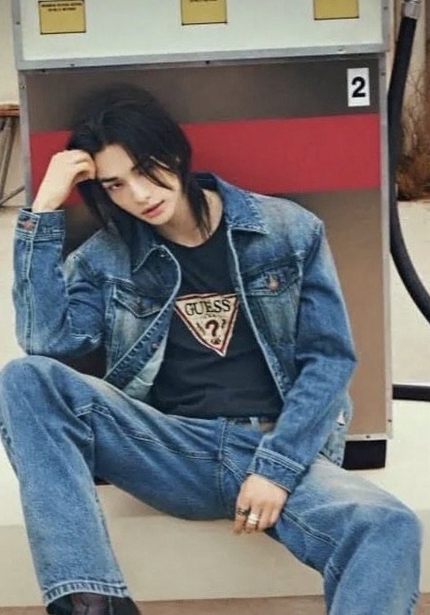 evgmonn's tweet photo. hyunjin looks way too good in jeans im not okay. WOW 🥵

#HYUNJINxGUESS https://t.co/a9rRKglEVh