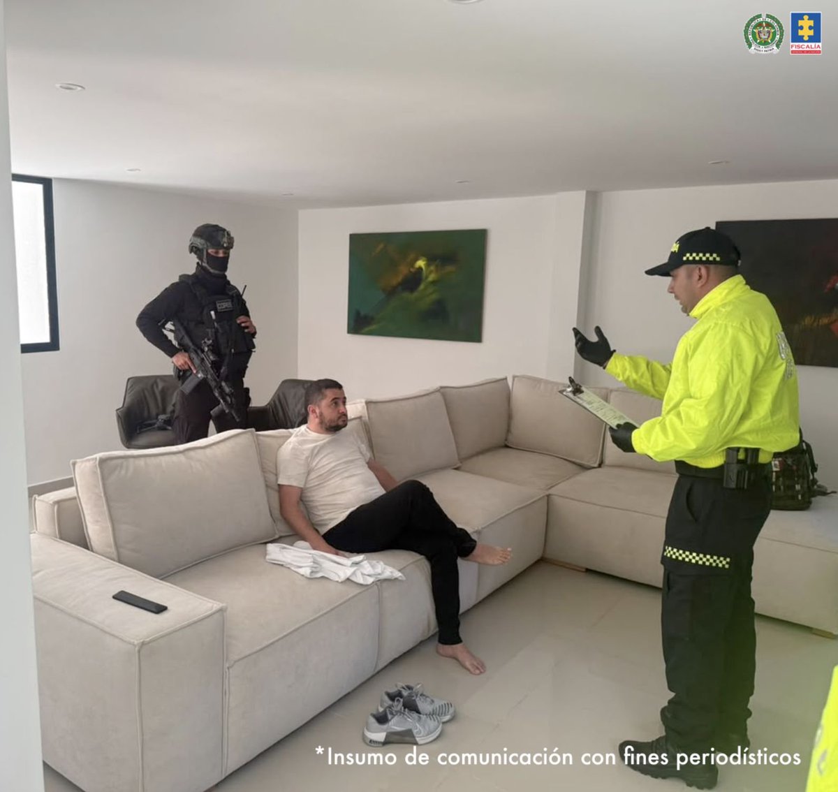 BluRadioCo's tweet photo. Jhony Alberto Muñoz Laverde, alias Sobri o Sobrino de alias 'Douglas', señalado cabecilla del grupo delincuencial ‘La Terraza’, fue capturado en Envigado y es señalado del secuestro de un empresario, a quien le exigieron 3 mil millones de pesos. #VocesySonidos https://t.co/HFnyuMxymc