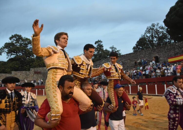 portaltaurino's tweet photo. Béjar (Salamanca) no hay billetes, @toros_ELPILAR y La Campana 1° y 6°, para @BorjaJimenez92 dos orejas y oreja, Manuel @MDiosleguarde oreja y dos orejas, y @valentin_Hoyos que tomó la alternativa, oreja y dos orejas https://t.co/RrZJWK3A7t