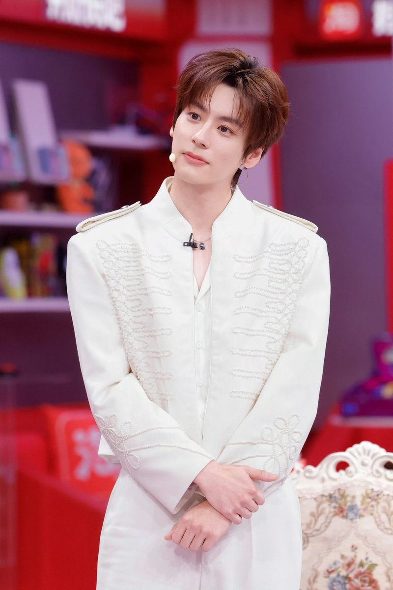 ZHEMlNG's tweet photo. All white outfit with gold details for the gala performance. A prince suit on stage feels completely different from running an airline, but the energy here is unmatched. Everything is A-OK so enjoy the show! https://t.co/4IDdcEUywz