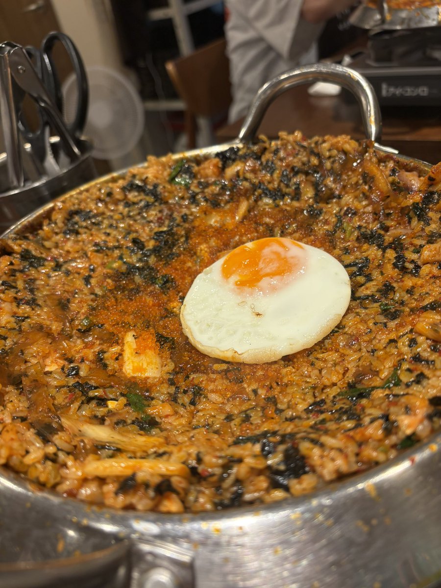 dietpnk's tweet photo. 午後ヨガ行った後友達と新大久保のナッコプセ食べてきたんだけど、めっちゃ美味しかった〜🤤🫶
なんかおまけで付いてきたご飯も手つけてなかったので最後の締めチャーハンに混ぜてもらったら量多すぎて食べきれなかった😂
カロリーおさまったけど塩分と飽和脂肪酸やば😂 https://t.co/o6nCXcCw1l