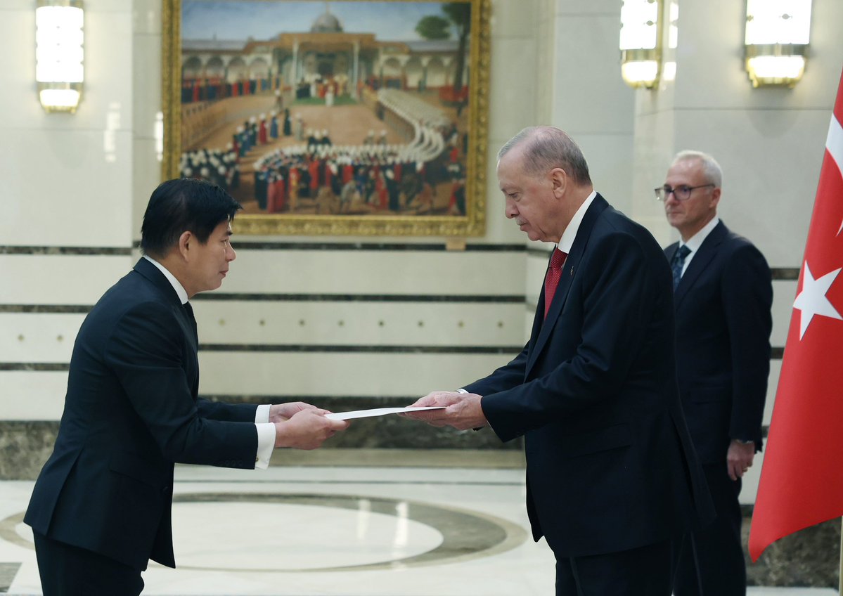 tcbestepe's tweet photo. Cumhurbaşkanımız Sayın @RTErdogan, Tayland Büyükelçisi Chaturont Chaiyakam’ı Cumhurbaşkanlığı Külliyesinde kabul etti. 

Kabulde Büyükelçi Chaiyakam, Cumhurbaşkanı Erdoğan’a güven mektubunu sundu. https://t.co/iDoNyUXphc