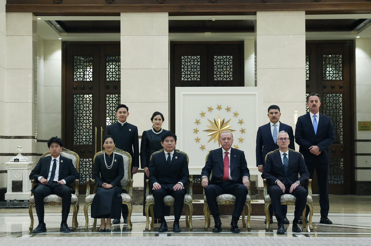 tcbestepe's tweet photo. Cumhurbaşkanımız Sayın @RTErdogan, Tayland Büyükelçisi Chaturont Chaiyakam’ı Cumhurbaşkanlığı Külliyesinde kabul etti. 

Kabulde Büyükelçi Chaiyakam, Cumhurbaşkanı Erdoğan’a güven mektubunu sundu. https://t.co/iDoNyUXphc