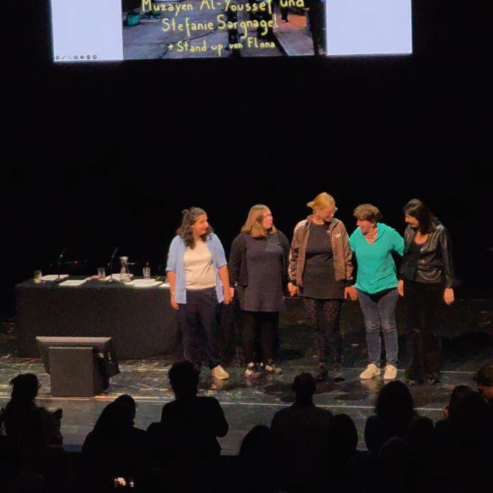 EsronCarvalho's tweet photo. VON WIEN NACH ROJAVA

Heute erlebte ich eine wunderschöne Lesung mit Muzayen Al-Youssef, Judith Goetz, Stefanie Sargnagel, Heidi Sequenz und Gast Düzen Tekkal, ergänzt durch Stand-up von Flona bei der Klima Biennale Wien.

Diese großartigen Frauen ha... https://t.co/dg4l0PHc62