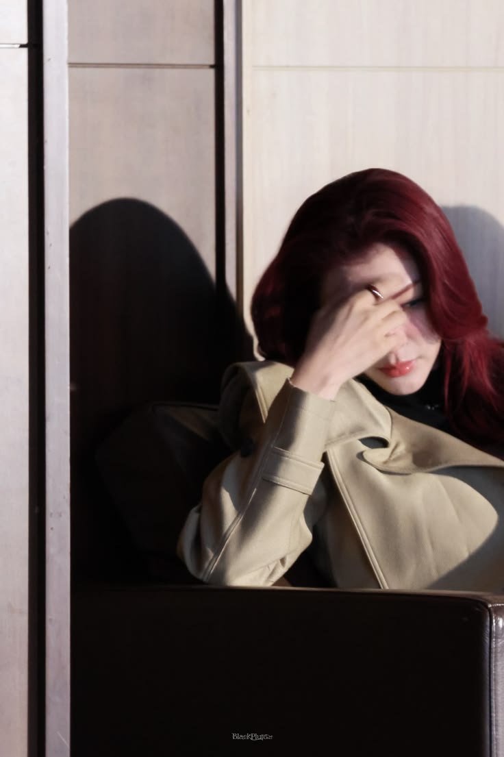 fayeriya1's tweet photo. need her to bring back the red hair https://t.co/c9BJdsEght