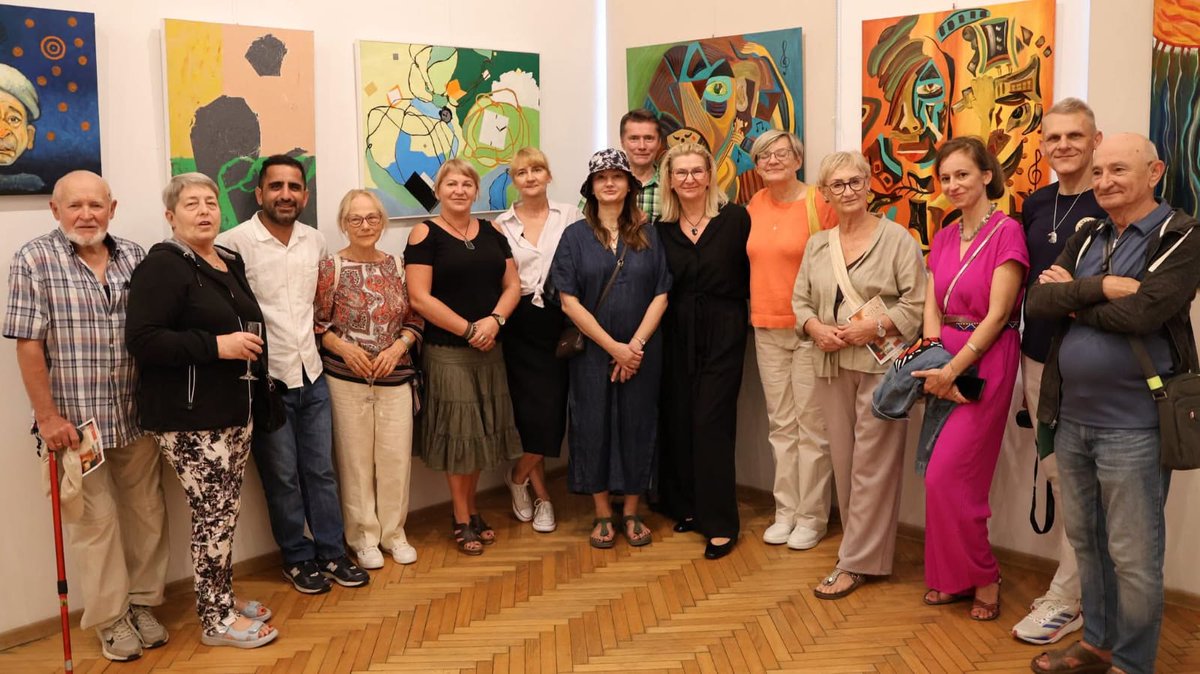 K24Turkce's tweet photo. Kürt kadın ressam Polonya’da eserlerini sergiledi
💬 "Sanat aracılığıyla kültürümüzü tanıtıyoruz"
Detaylar linkte⤵️
https://t.co/dBPO839sIU
#sanat #Polonya #sergi #Kürt https://t.co/lftjlYPyq6