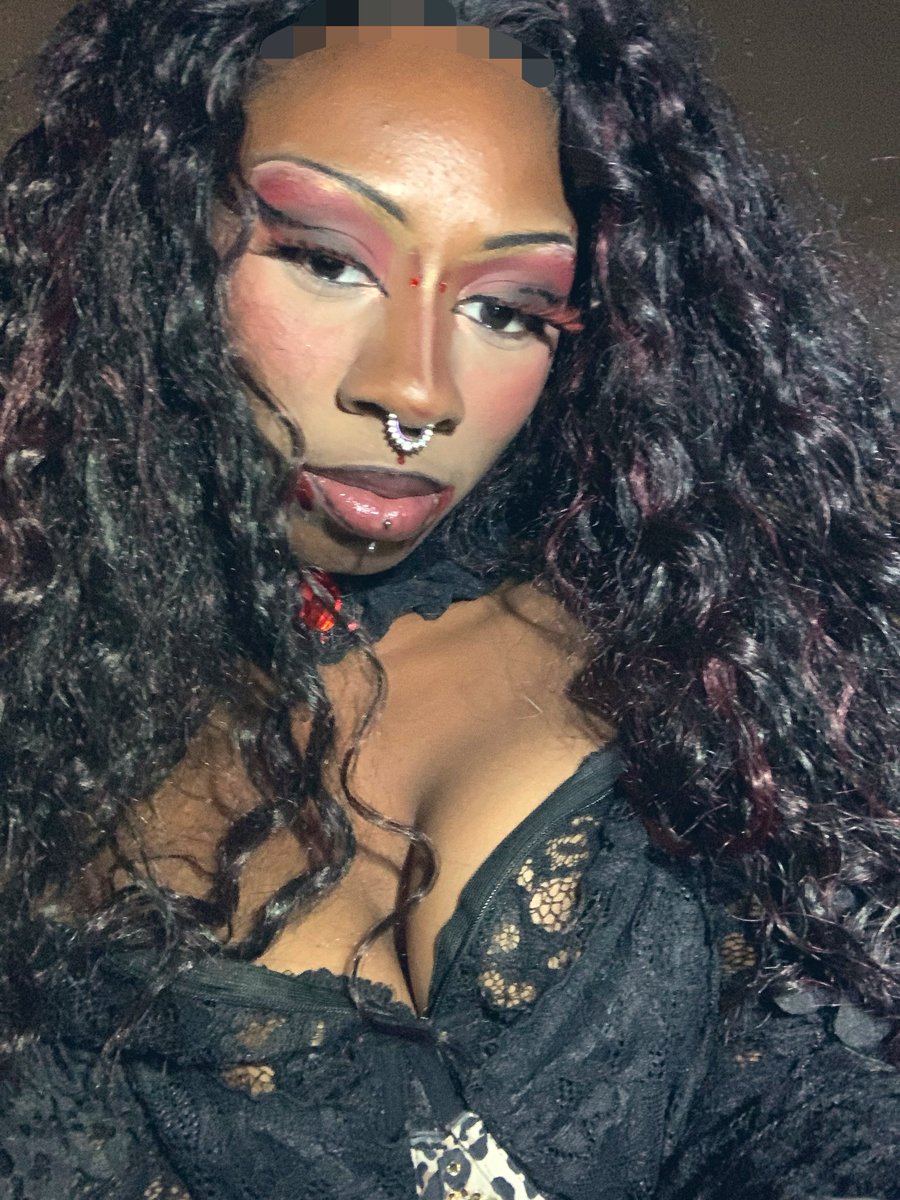 SheChoseJayyyy's tweet photo. Lesbian vampire season🩸🦇✂️#lesbian #wlw #romanticgoth https://t.co/8xhhEbuWd8