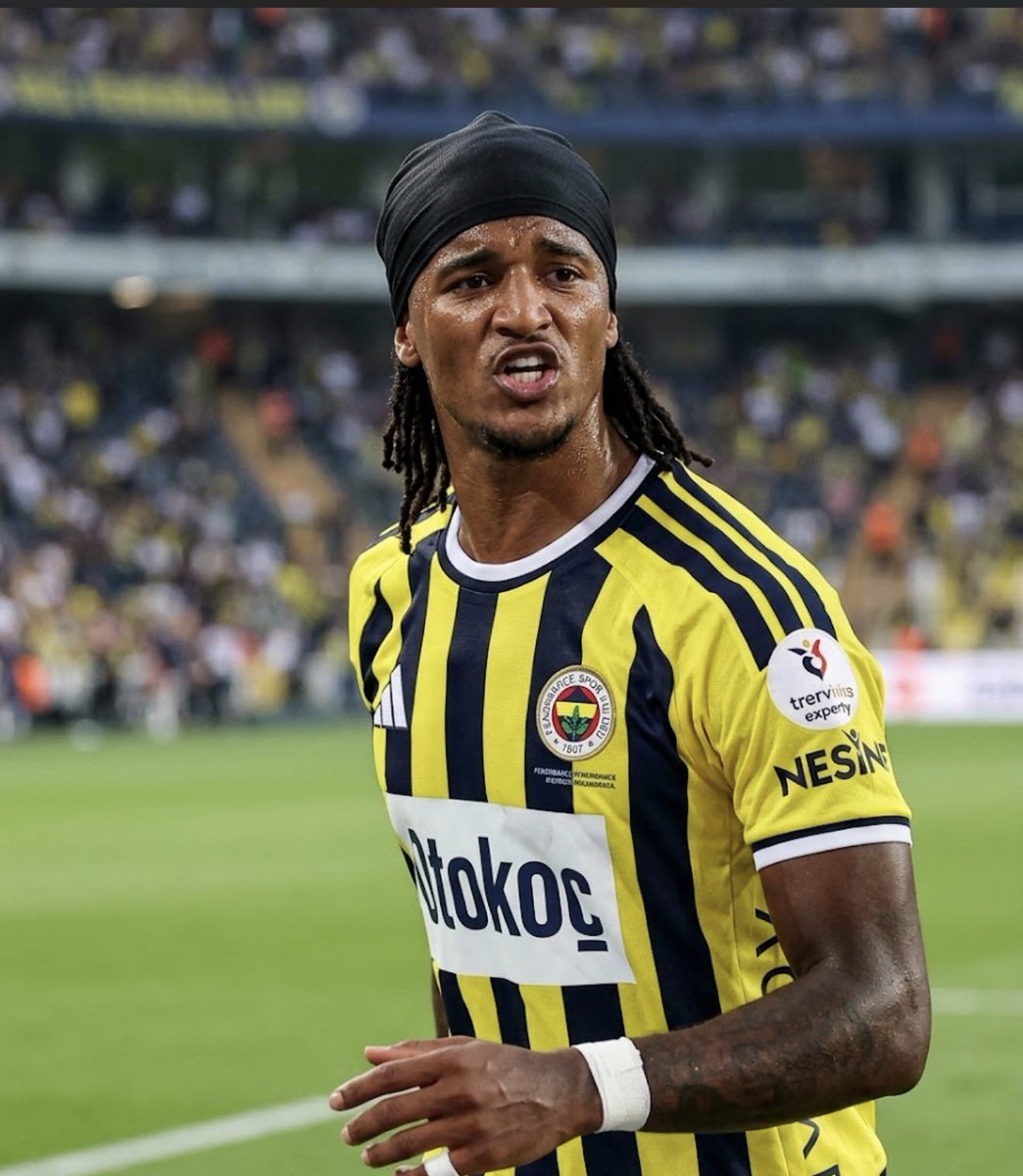 HaberKartali's tweet photo. Hakemin yüzüne bakarak "F*** Y**" diyen Archie Brown, PFDK'ya sevk edilmedi. https://t.co/rvrGEcUEpI