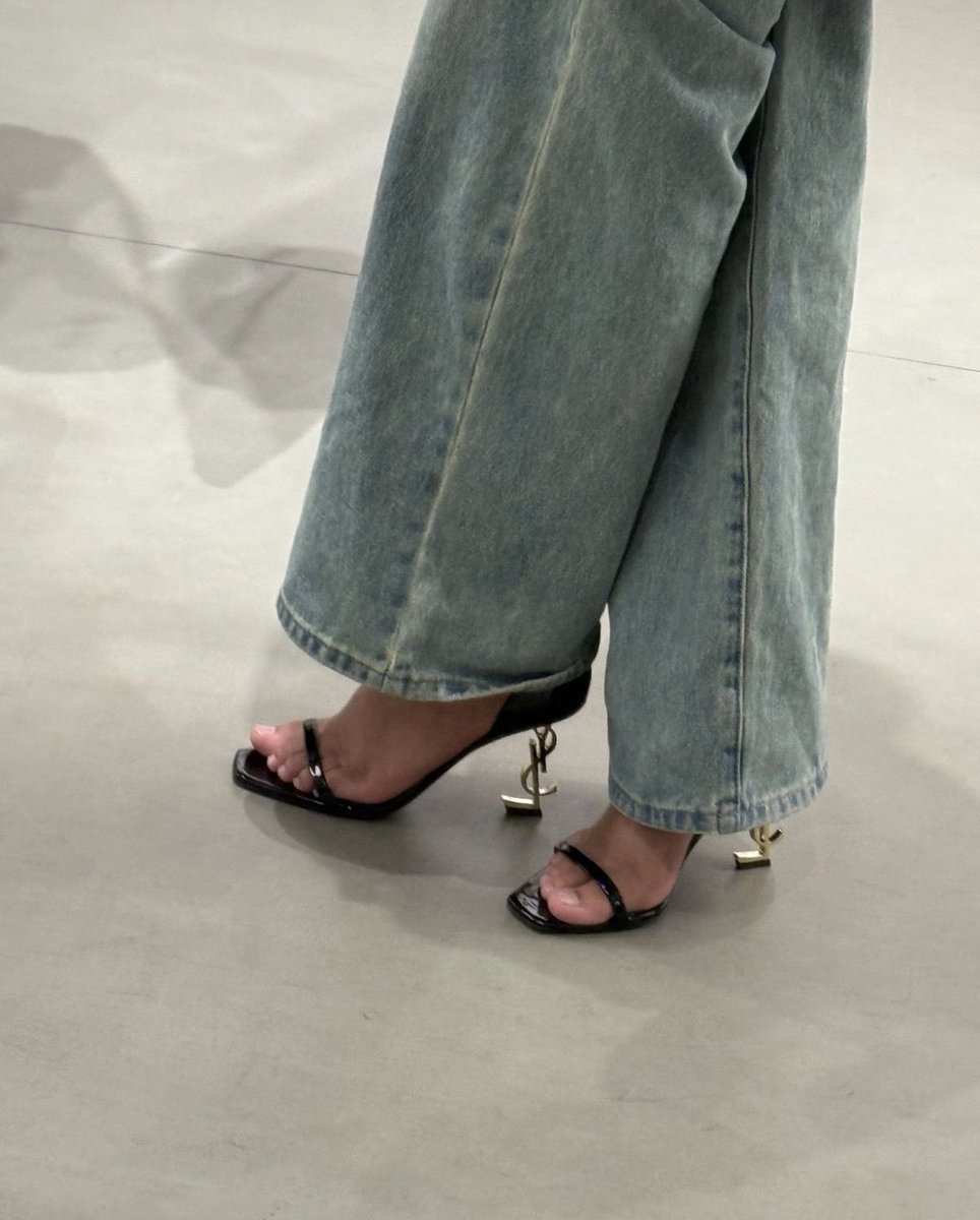 moonieaura's tweet photo. Jeans and heels will forever be such a chic combination https://t.co/pMgxHXKFis